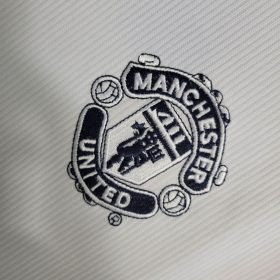 Retro Manchester United 2000/01 Away Jersey - Image 4