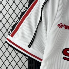 Retro Manchester United 1998/99 White Jersey - Image 10