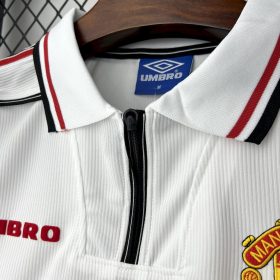 Retro Manchester United 1998/99 White Jersey - Image 9
