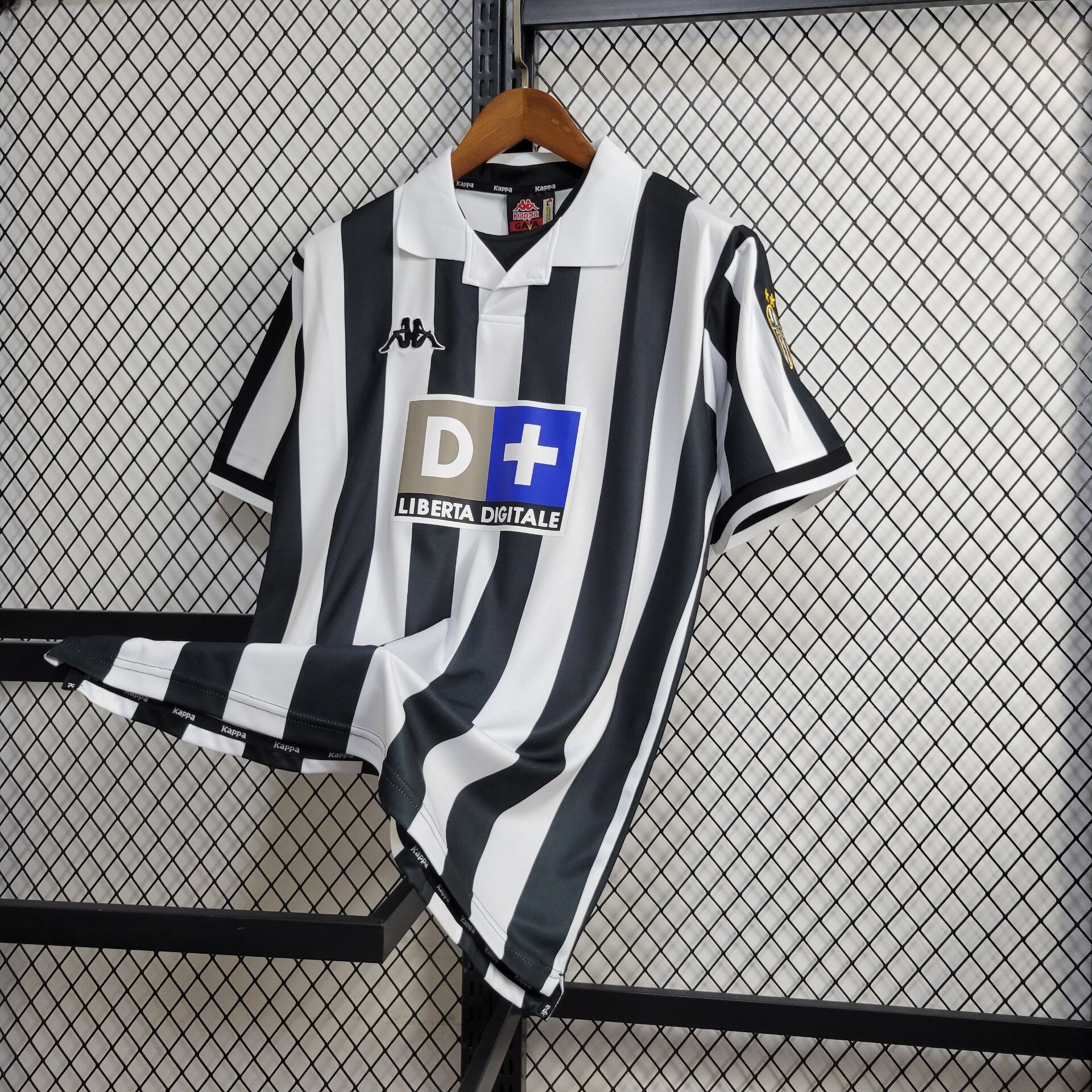 fc160812f1de11f4f3dc6c31528e536b.jpg Retro Juventus 1998/99 Home Jersey - Image 1